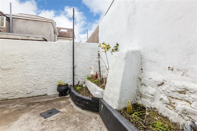 15 Blackquiere Villas, Off North Circular Road, Royal Canal Bank, Dublin 7