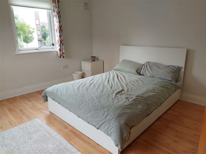 https://photos-a.propertyimages.ie/media/2/5/2/4937252/aa31ca37-47ab-4967-ac72-529d7149d0b4_l.jpg