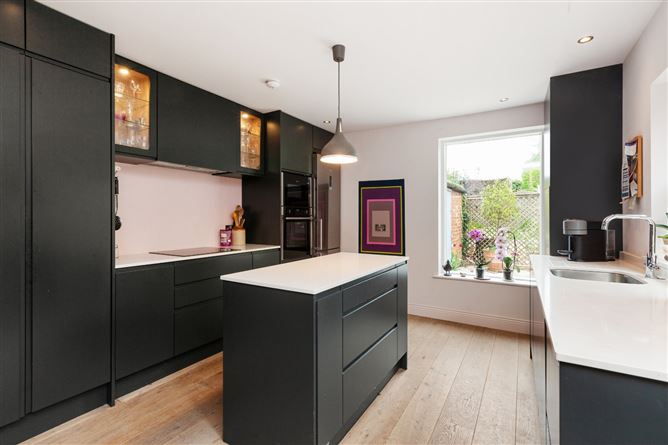 https://photos-a.propertyimages.ie/media/2/5/3/4937352/fc010079-0793-4868-9e68-748f3417f4b0_l.jpg
