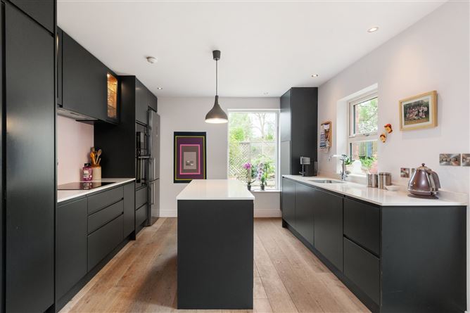 https://photos-a.propertyimages.ie/media/2/5/3/4937352/fc010079-0793-4868-9e68-748f3417f4b0_l.jpg