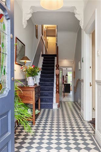 https://photos-a.propertyimages.ie/media/2/5/3/4937352/fc010079-0793-4868-9e68-748f3417f4b0_l.jpg