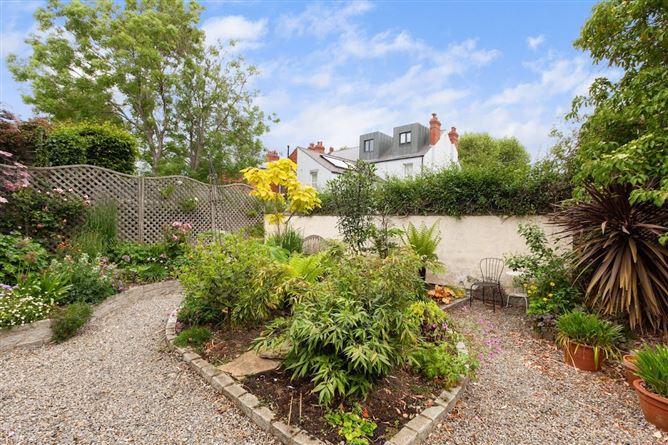 https://photos-a.propertyimages.ie/media/2/5/3/4937352/fc010079-0793-4868-9e68-748f3417f4b0_l.jpg