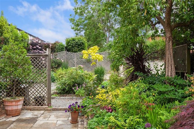 https://photos-a.propertyimages.ie/media/2/5/3/4937352/fc010079-0793-4868-9e68-748f3417f4b0_l.jpg