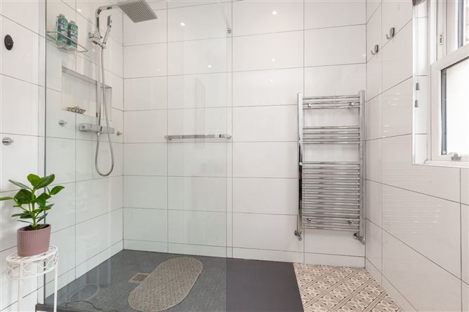 https://photos-a.propertyimages.ie/media/2/5/3/4937352/fc010079-0793-4868-9e68-748f3417f4b0_l.jpg
