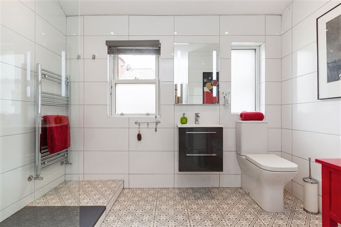 https://photos-a.propertyimages.ie/media/2/5/3/4937352/fc010079-0793-4868-9e68-748f3417f4b0_l.jpg