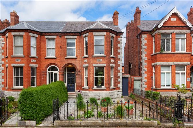 https://photos-a.propertyimages.ie/media/2/5/3/4937352/fc010079-0793-4868-9e68-748f3417f4b0_l.jpg