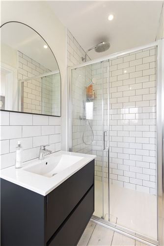 https://photos-a.propertyimages.ie/media/2/5/7/4928752/dbf3ed29-ddf7-4e40-8418-ddcc74ecddbb_l.jpg