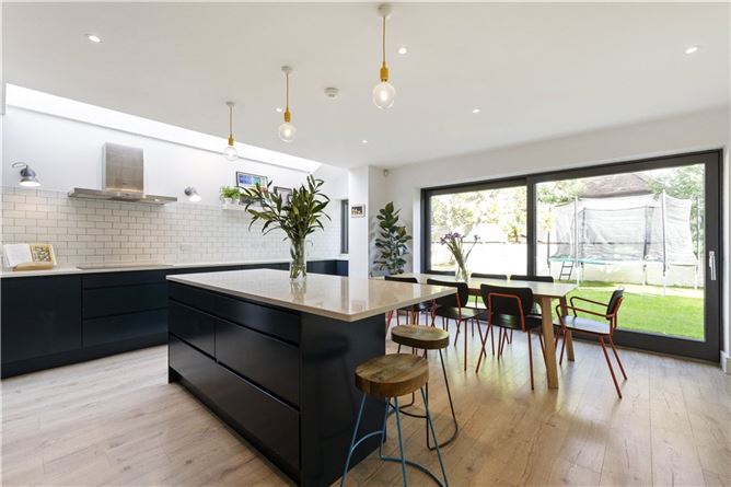 https://photos-a.propertyimages.ie/media/2/5/7/4928752/dbf3ed29-ddf7-4e40-8418-ddcc74ecddbb_l.jpg