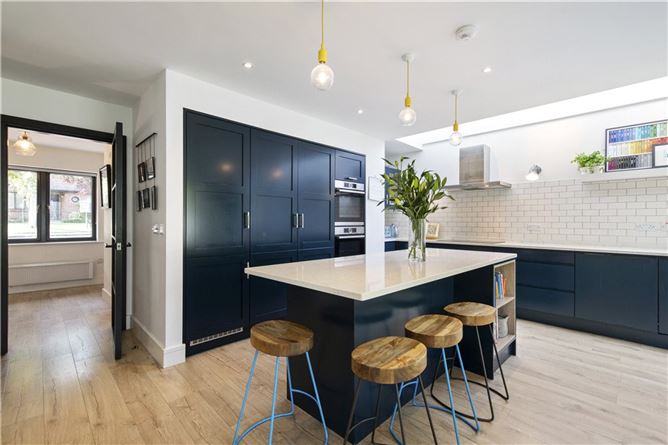 https://photos-a.propertyimages.ie/media/2/5/7/4928752/dbf3ed29-ddf7-4e40-8418-ddcc74ecddbb_l.jpg