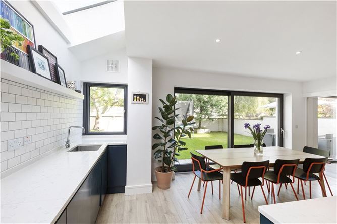 https://photos-a.propertyimages.ie/media/2/5/7/4928752/dbf3ed29-ddf7-4e40-8418-ddcc74ecddbb_l.jpg