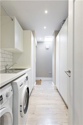 https://photos-a.propertyimages.ie/media/2/5/7/4928752/dbf3ed29-ddf7-4e40-8418-ddcc74ecddbb_l.jpg