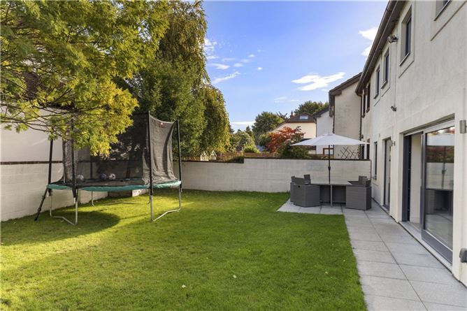 https://photos-a.propertyimages.ie/media/2/5/7/4928752/dbf3ed29-ddf7-4e40-8418-ddcc74ecddbb_l.jpg