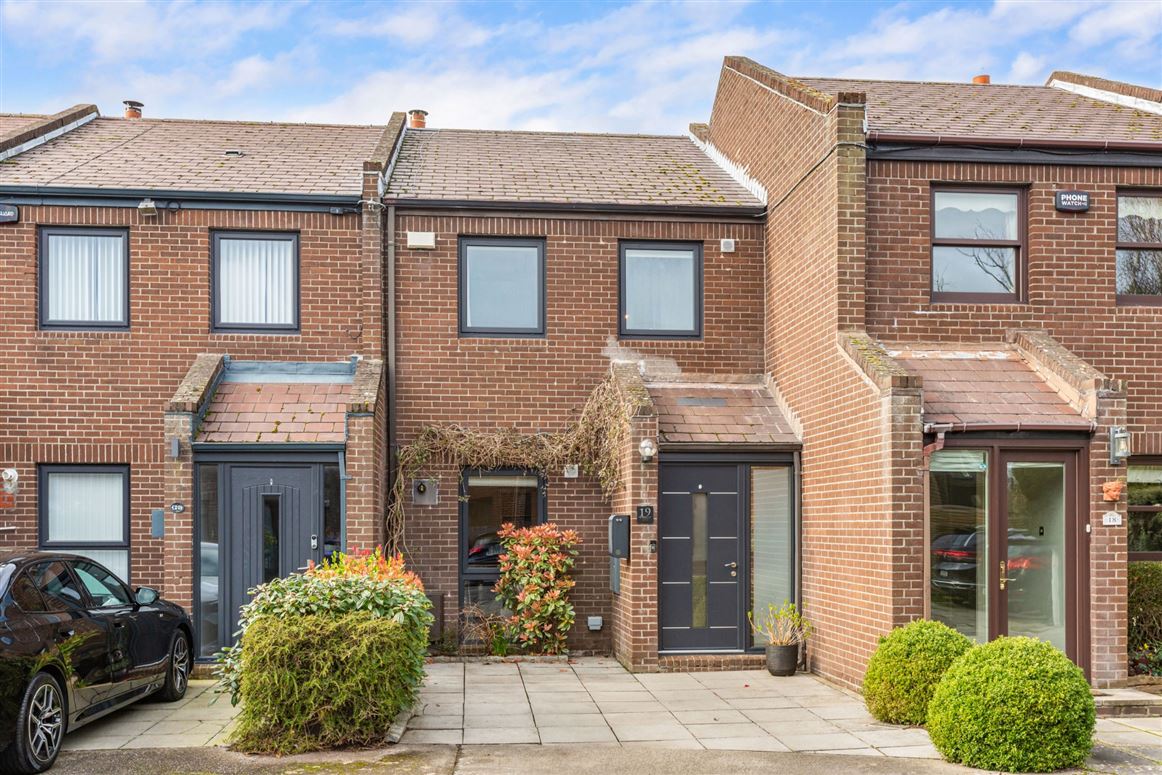 19 Woodlawn Grove, Churchtown, Dublin 14
