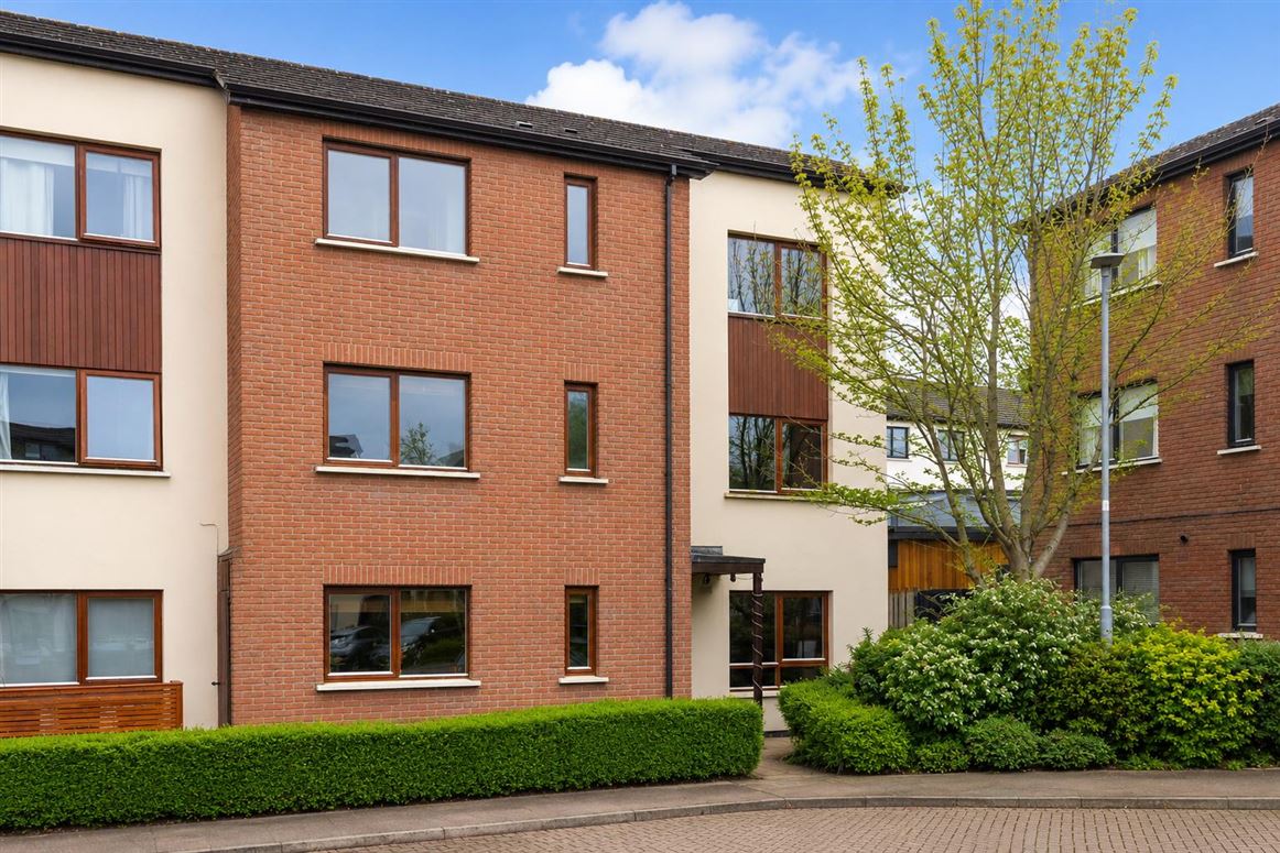 68 Hunters Walk, Hunters Wood , Ballycullen, Dublin 24