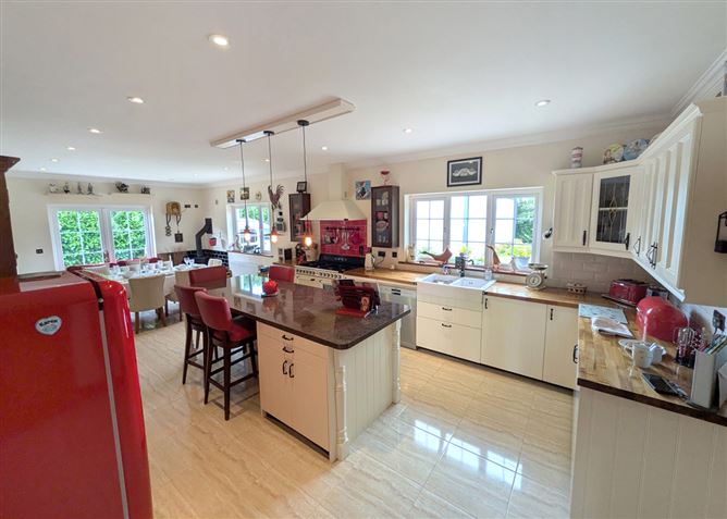 https://photos-a.propertyimages.ie/media/2/6/7/4947762/bf15200e-cc1d-4bd9-8d6d-6e7d56808cc5_l.jpg