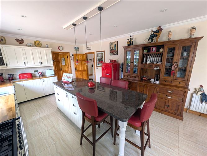https://photos-a.propertyimages.ie/media/2/6/7/4947762/bf15200e-cc1d-4bd9-8d6d-6e7d56808cc5_l.jpg