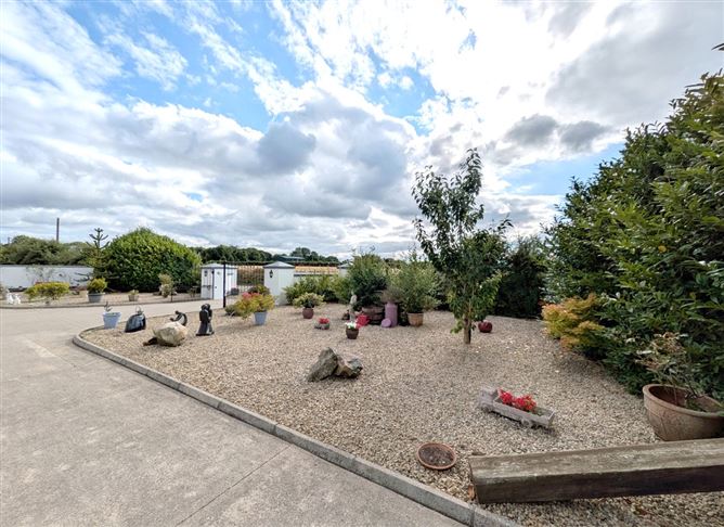 https://photos-a.propertyimages.ie/media/2/6/7/4947762/bf15200e-cc1d-4bd9-8d6d-6e7d56808cc5_l.jpg