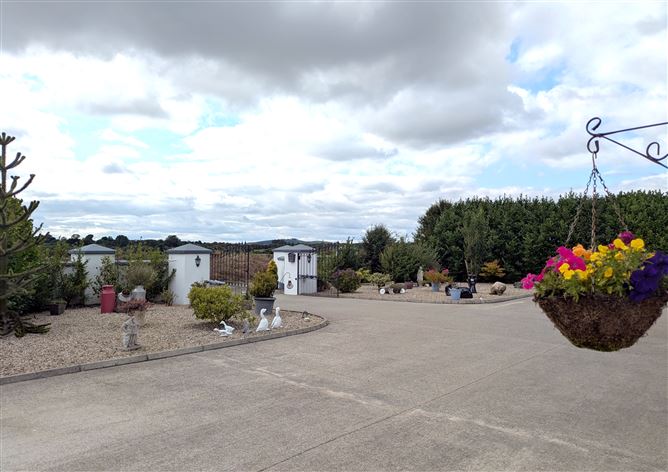 https://photos-a.propertyimages.ie/media/2/6/7/4947762/bf15200e-cc1d-4bd9-8d6d-6e7d56808cc5_l.jpg