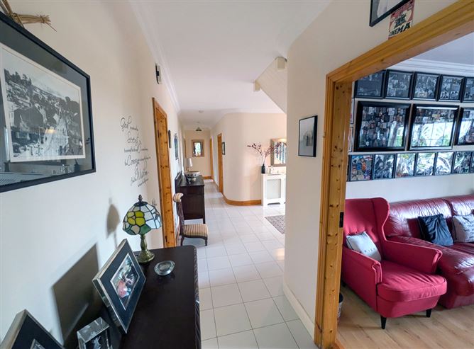 https://photos-a.propertyimages.ie/media/2/6/7/4947762/bf15200e-cc1d-4bd9-8d6d-6e7d56808cc5_l.jpg