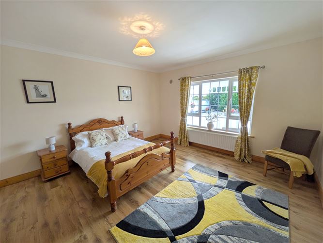 https://photos-a.propertyimages.ie/media/2/6/7/4947762/bf15200e-cc1d-4bd9-8d6d-6e7d56808cc5_l.jpg