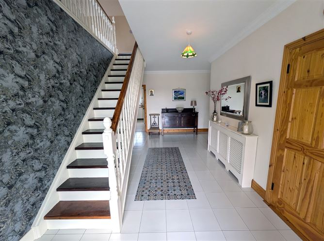 https://photos-a.propertyimages.ie/media/2/6/7/4947762/bf15200e-cc1d-4bd9-8d6d-6e7d56808cc5_l.jpg