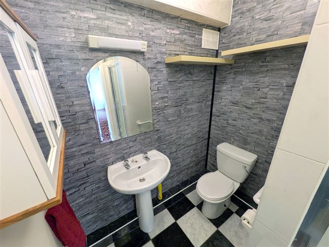 https://photos-a.propertyimages.ie/media/2/6/7/4947762/bf15200e-cc1d-4bd9-8d6d-6e7d56808cc5_l.jpg