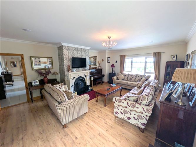 https://photos-a.propertyimages.ie/media/2/6/7/4947762/bf15200e-cc1d-4bd9-8d6d-6e7d56808cc5_l.jpg