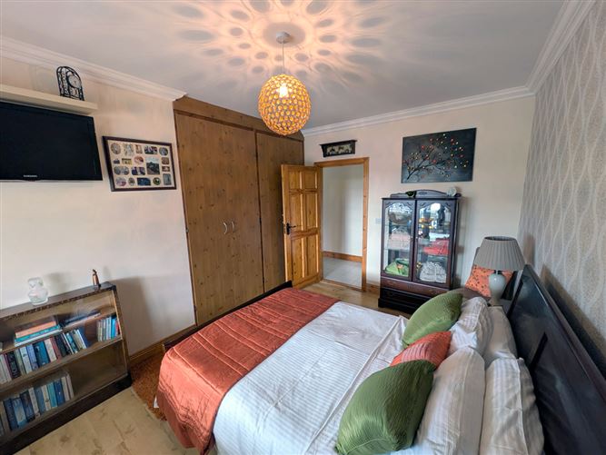 https://photos-a.propertyimages.ie/media/2/6/7/4947762/bf15200e-cc1d-4bd9-8d6d-6e7d56808cc5_l.jpg