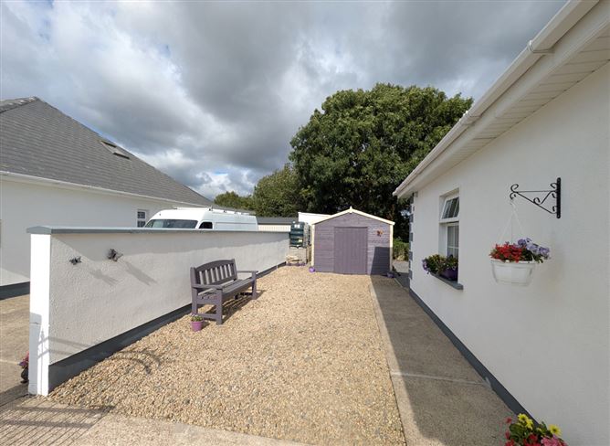 https://photos-a.propertyimages.ie/media/2/6/7/4947762/bf15200e-cc1d-4bd9-8d6d-6e7d56808cc5_l.jpg