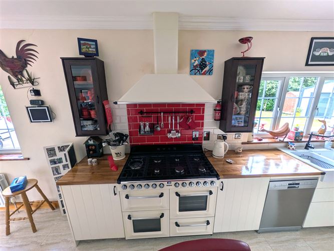 https://photos-a.propertyimages.ie/media/2/6/7/4947762/bf15200e-cc1d-4bd9-8d6d-6e7d56808cc5_l.jpg
