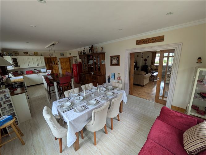 https://photos-a.propertyimages.ie/media/2/6/7/4947762/bf15200e-cc1d-4bd9-8d6d-6e7d56808cc5_l.jpg