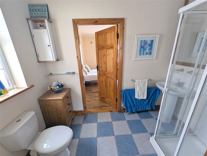 https://photos-a.propertyimages.ie/media/2/6/7/4947762/bf15200e-cc1d-4bd9-8d6d-6e7d56808cc5_l.jpg