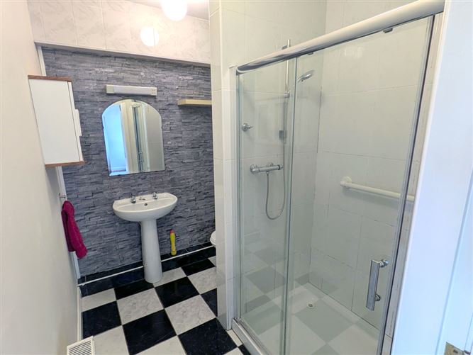 https://photos-a.propertyimages.ie/media/2/6/7/4947762/bf15200e-cc1d-4bd9-8d6d-6e7d56808cc5_l.jpg