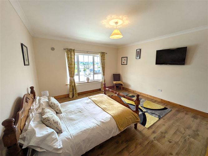 https://photos-a.propertyimages.ie/media/2/6/7/4947762/bf15200e-cc1d-4bd9-8d6d-6e7d56808cc5_l.jpg