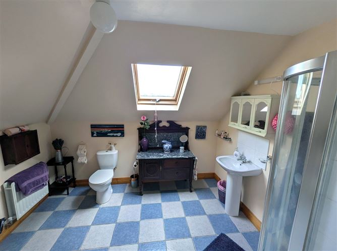 https://photos-a.propertyimages.ie/media/2/6/7/4947762/bf15200e-cc1d-4bd9-8d6d-6e7d56808cc5_l.jpg