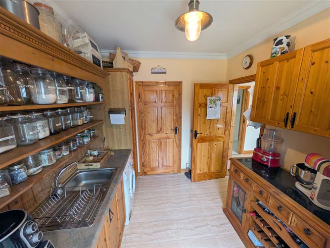 https://photos-a.propertyimages.ie/media/2/6/7/4947762/bf15200e-cc1d-4bd9-8d6d-6e7d56808cc5_l.jpg
