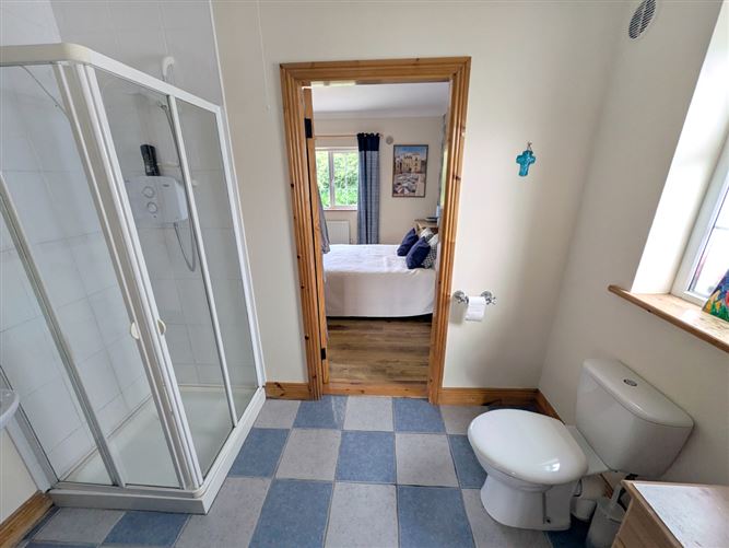 https://photos-a.propertyimages.ie/media/2/6/7/4947762/bf15200e-cc1d-4bd9-8d6d-6e7d56808cc5_l.jpg