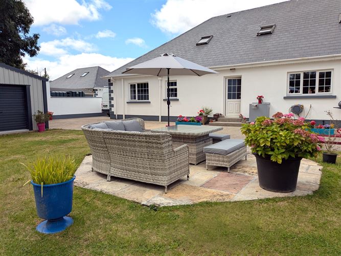 https://photos-a.propertyimages.ie/media/2/6/7/4947762/bf15200e-cc1d-4bd9-8d6d-6e7d56808cc5_l.jpg