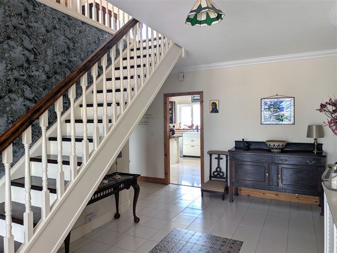 https://photos-a.propertyimages.ie/media/2/6/7/4947762/bf15200e-cc1d-4bd9-8d6d-6e7d56808cc5_l.jpg
