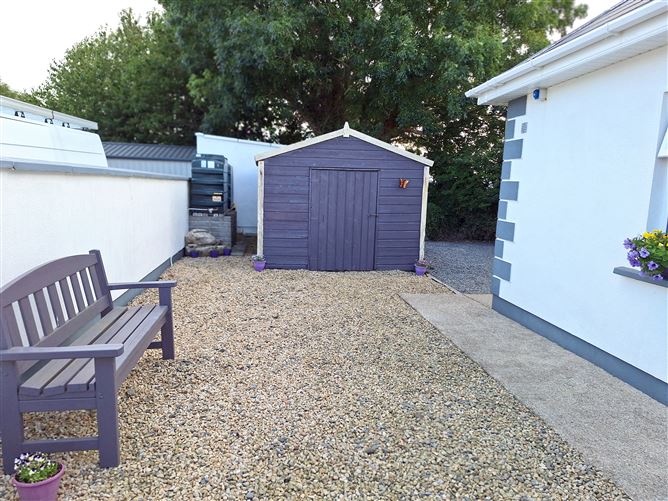https://photos-a.propertyimages.ie/media/2/6/7/4947762/bf15200e-cc1d-4bd9-8d6d-6e7d56808cc5_l.jpg