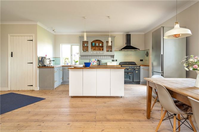 https://photos-a.propertyimages.ie/media/2/6/8/4996862/4dceb40f-797b-4215-b272-62e7ca417cc2_l.jpg