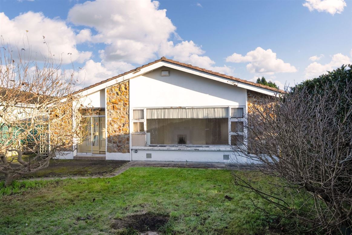 5 Knocksinna Grove, Foxrock, Dublin 18