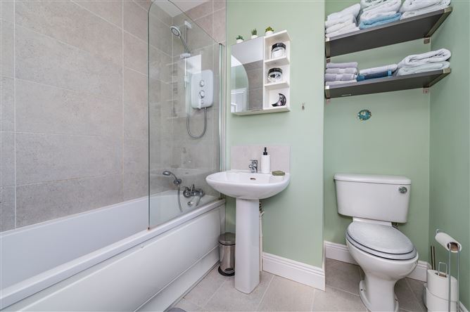 https://photos-a.propertyimages.ie/media/2/7/1/5005172/6ff8c8f3-f6b6-4ce3-9b89-0f3789cc5fb9_l.jpg