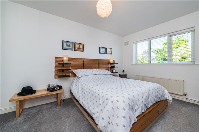 https://photos-a.propertyimages.ie/media/2/7/1/5005172/6ff8c8f3-f6b6-4ce3-9b89-0f3789cc5fb9_l.jpg