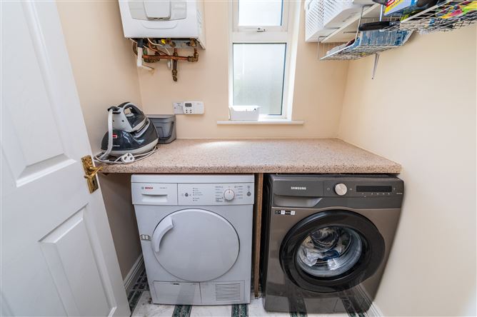 https://photos-a.propertyimages.ie/media/2/7/1/5005172/6ff8c8f3-f6b6-4ce3-9b89-0f3789cc5fb9_l.jpg