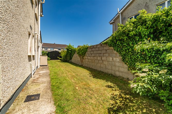 https://photos-a.propertyimages.ie/media/2/7/1/5005172/6ff8c8f3-f6b6-4ce3-9b89-0f3789cc5fb9_l.jpg