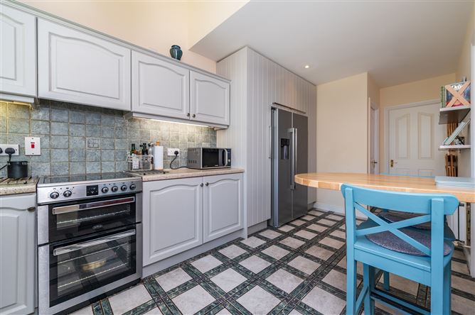 https://photos-a.propertyimages.ie/media/2/7/1/5005172/6ff8c8f3-f6b6-4ce3-9b89-0f3789cc5fb9_l.jpg
