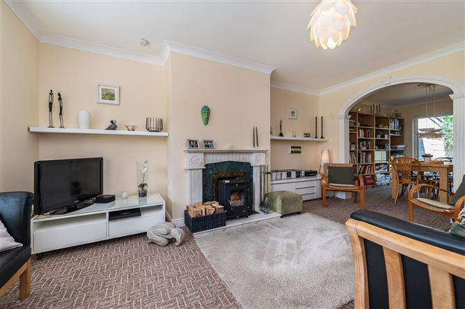 https://photos-a.propertyimages.ie/media/2/7/1/5005172/6ff8c8f3-f6b6-4ce3-9b89-0f3789cc5fb9_l.jpg