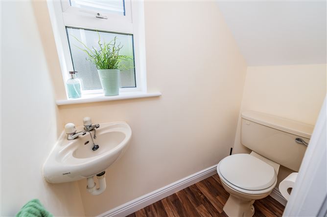 https://photos-a.propertyimages.ie/media/2/7/1/5005172/6ff8c8f3-f6b6-4ce3-9b89-0f3789cc5fb9_l.jpg