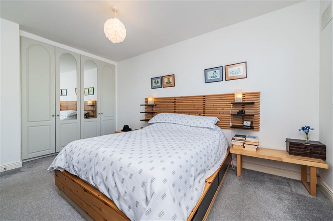 https://photos-a.propertyimages.ie/media/2/7/1/5005172/6ff8c8f3-f6b6-4ce3-9b89-0f3789cc5fb9_l.jpg